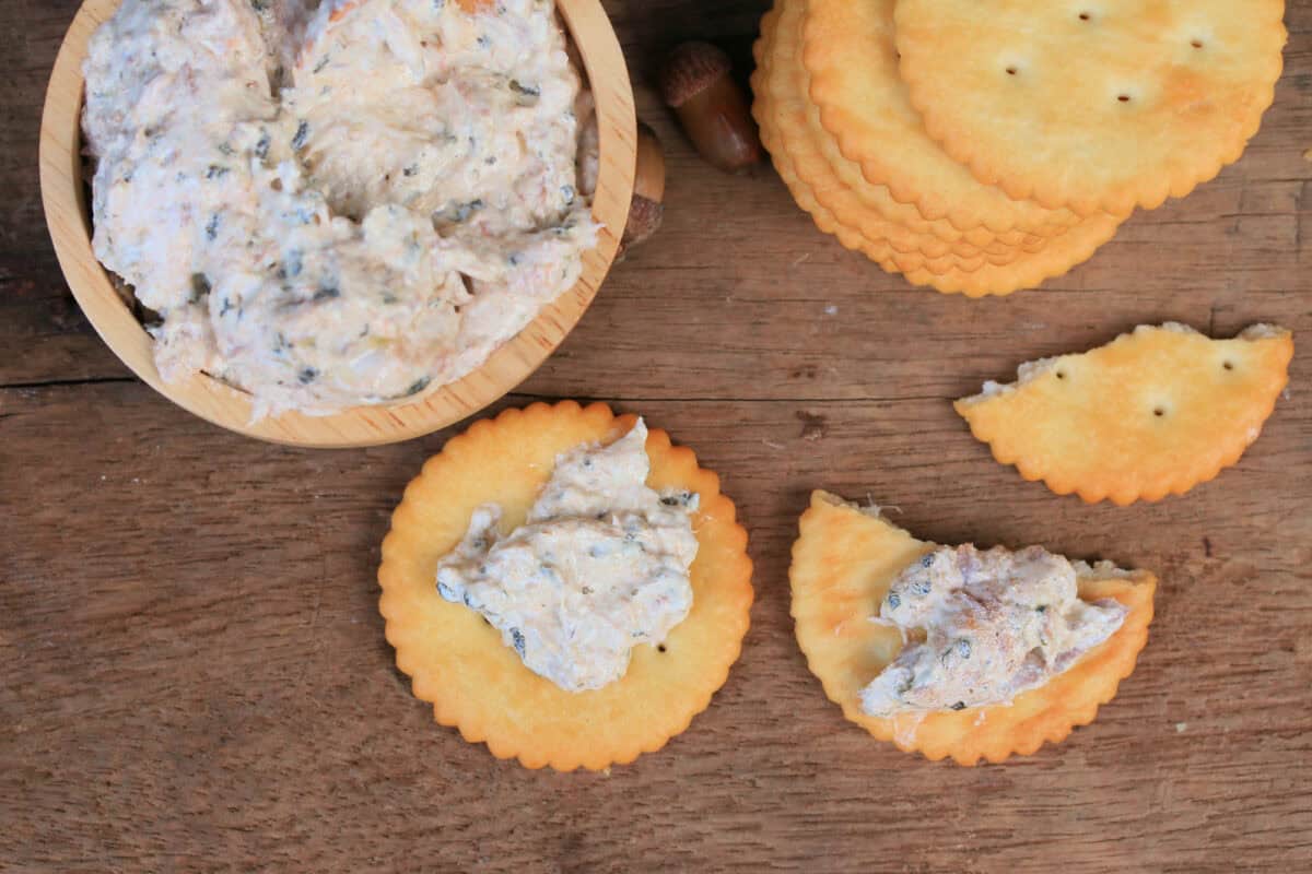 tuna salad on crackers